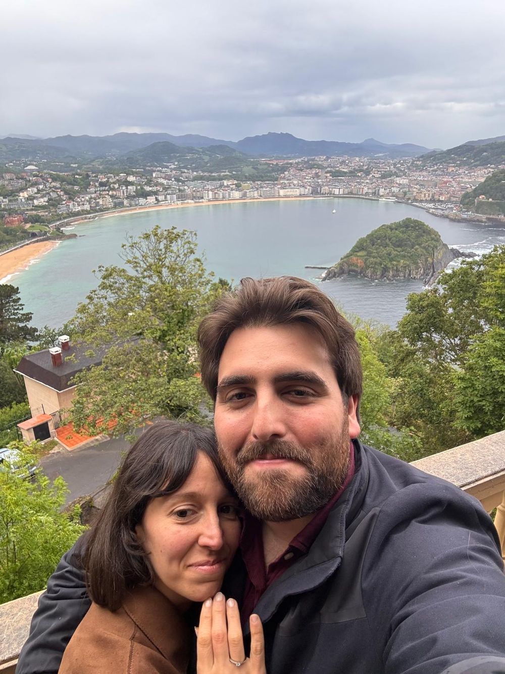 Cláudia e Rafael num miradouro sobre a baía de San Sebastián