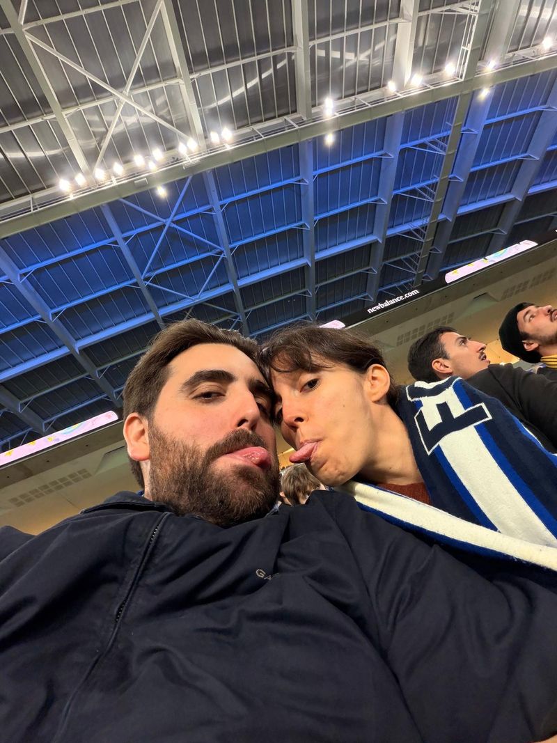 Cláudia e Rafael a fazer caretas numa selfie no estádio