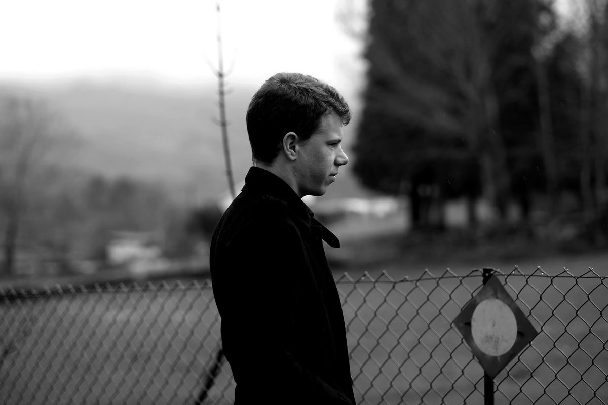 Tommy Hogg, de perfil, em fotografia a preto e branco